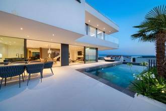 Thumbnail von Moderne Luxusvilla mit Pool und Panorama-Meerblick