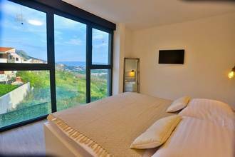 Thumbnail von Luxuriöse Villa mit Pool und Meerblick