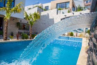 Thumbnail von Luxuriöse Villa mit Pool und Meerblick