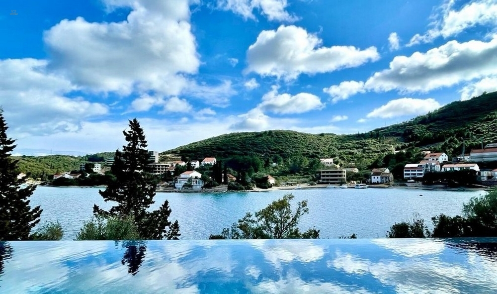 Representative luxury villa directly by the sea, Korcula region