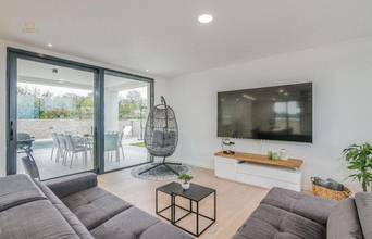 Thumbnail von Moderne Villa mit Swimmingpool