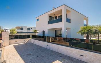 Thumbnail von Moderne Villa mit Swimmingpool