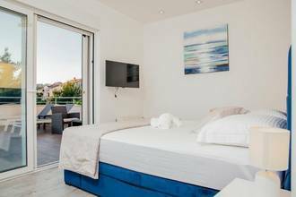 Thumbnail von Villa met zwembad, dakterras en uitzicht op zee