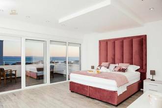 Thumbnail von Villa met zwembad, dakterras en uitzicht op zee