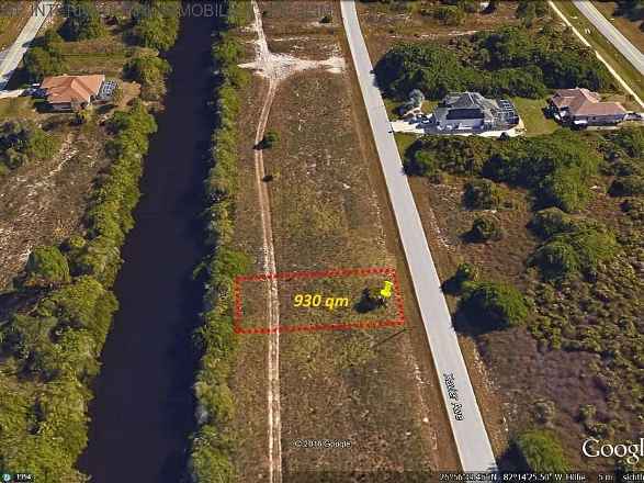 ***Beautiful 930m² building plot on the freshwater canal***