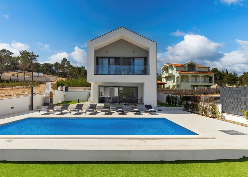 Moderne Villa mit Pool in der 1. Reihe zum Meer