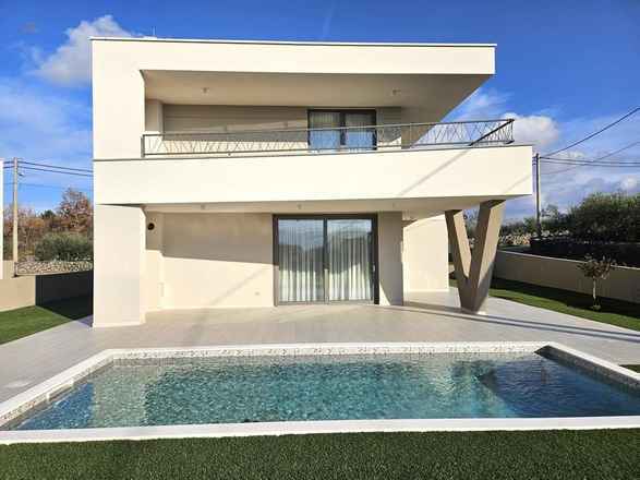 Moderne Villa mit Pool in ruhiger Lage