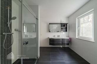 Thumbnail von Modernes, möbliertes Einfamilienhaus mit Garten und Pool in Ruhelage