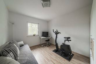 Thumbnail von Modernes, möbliertes Einfamilienhaus mit Garten und Pool in Ruhelage