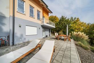 Thumbnail von Modernes, möbliertes Einfamilienhaus mit Garten und Pool in Ruhelage