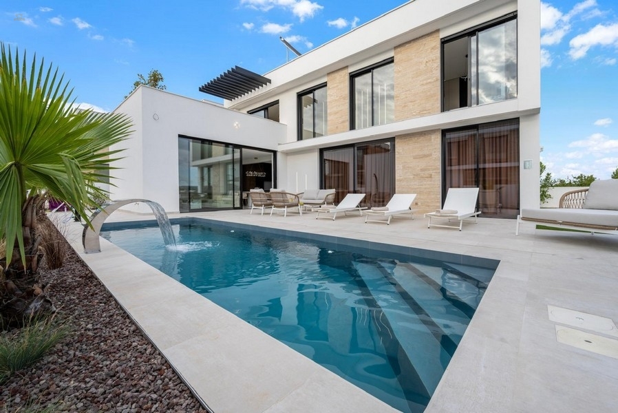 Moderne Villa mit Swimmingpool und Meerblick