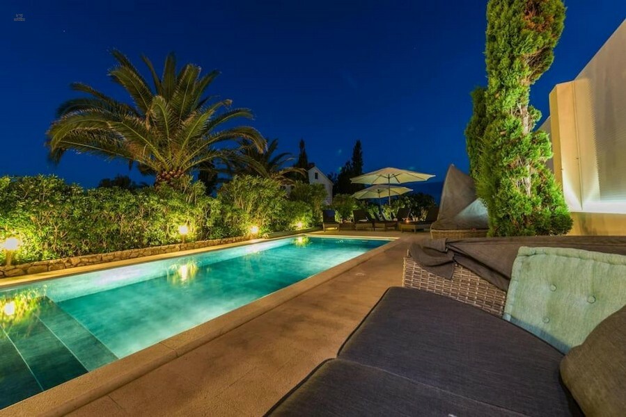 Erdgeschosswohnung mit Pool und Garten