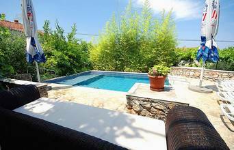 Thumbnail von Haus mit Pool und Blick auf das Meer