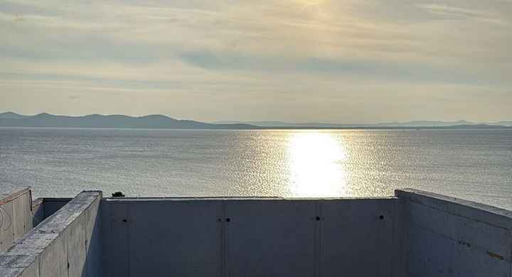 Neues Penthouse mit Swimmingpool auf der Dachterrasse