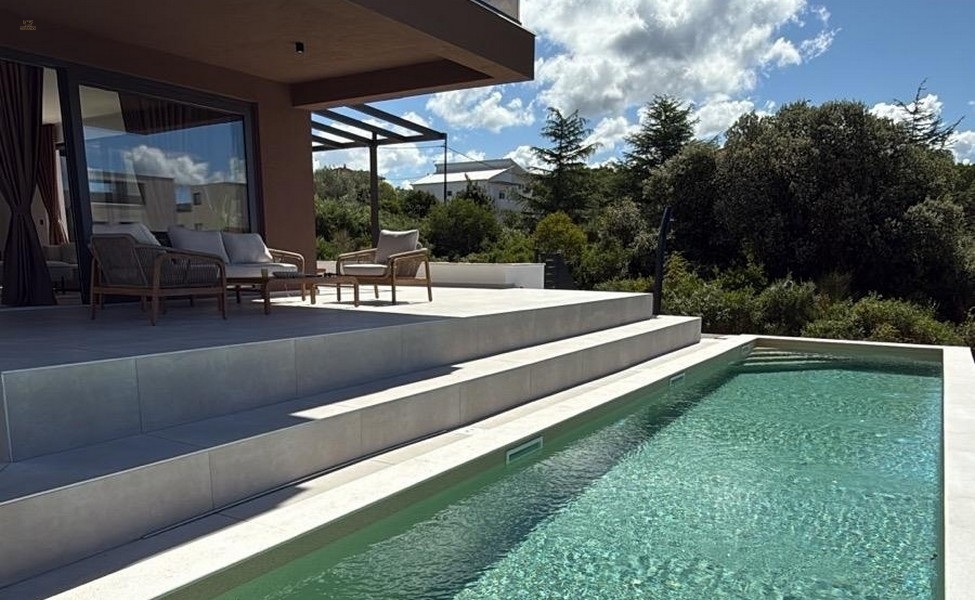 Luxuriöses Apartment im Erdgeschoss - mit privatem Garten und Pool