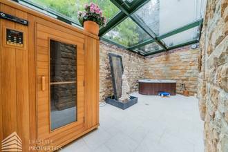 Thumbnail von Luxuriöse 12-Zimmer-Villa mit Wellnessbereich Nähe Gersthof