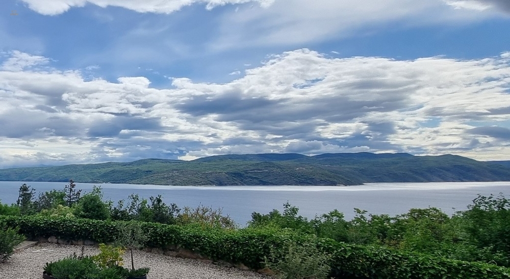Haus mit wunderschönem Meerblick in ruhiger Lage
