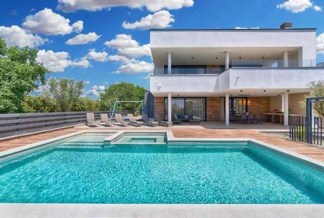 Moderne Villa mit Pool und Blick auf das Meer bei Fazana, Region Pula