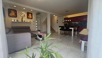 Thumbnail von Dreistöckige Wohnung mit Pool, Garten und Dachterrasse