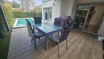 Thumbnail von Dreistöckige Wohnung mit Pool, Garten und Dachterrasse