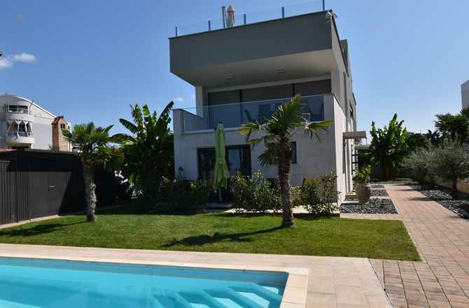 Moderne Villa mit vier Wohneinheiten in außergewöhnlicher Lage direkt am Yachthafen