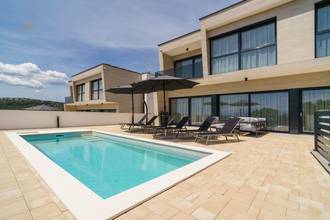 Thumbnail von Moderne Villa mit Swimmingpool und Meerblick in ruhiger Umgebung