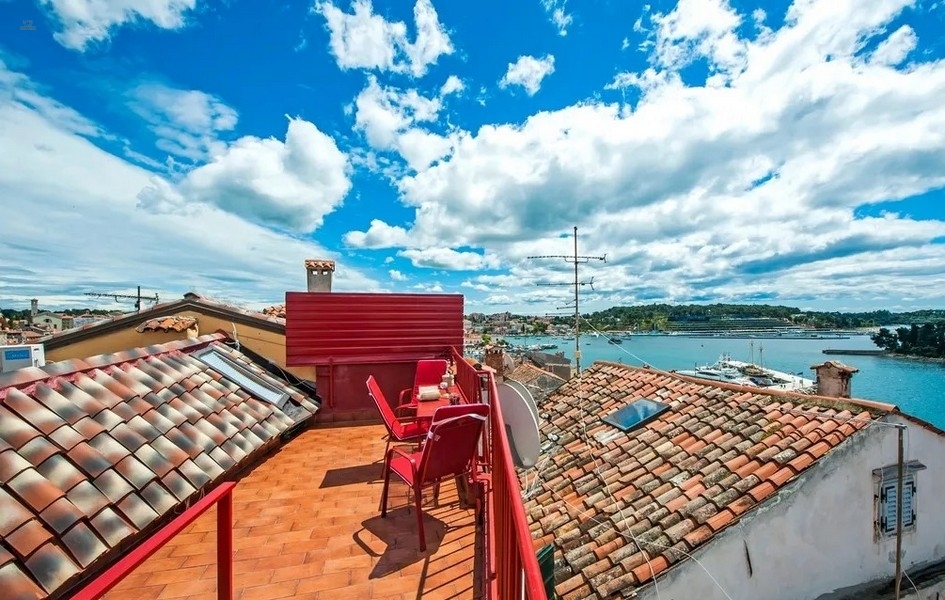 Townhouse with 4 studios and a rooftop terrace with sea view