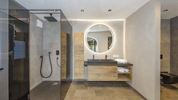 Thumbnail von ゴルフコースのすぐそばにあるプール付きのエクスクルーシブなシャレー