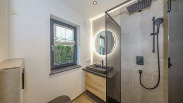 Thumbnail von ゴルフコースのすぐそばにあるプール付きのエクスクルーシブなシャレー