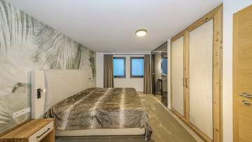 Thumbnail von ゴルフコースのすぐそばにあるプール付きのエクスクルーシブなシャレー