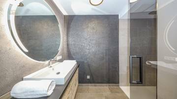 Thumbnail von ゴルフコースのすぐそばにあるプール付きのエクスクルーシブなシャレー