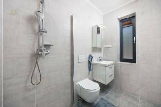 Thumbnail von Moderne Villa mit Pool und Meerblick