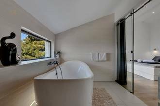 Thumbnail von Moderne Steinvilla mit Swimmingpool und Meerblick