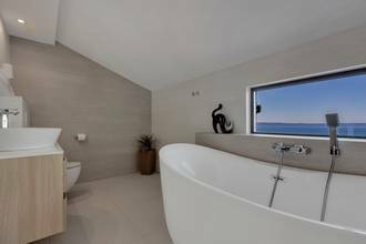 Thumbnail von Moderne Steinvilla mit Swimmingpool und Meerblick