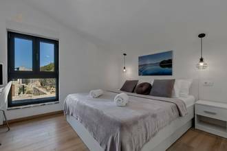 Thumbnail von Moderne Steinvilla mit Swimmingpool und Meerblick