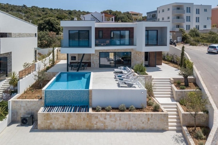 Moderne Villa mit Infinity-Pool nahe dem Meer, Region Rogoznica
