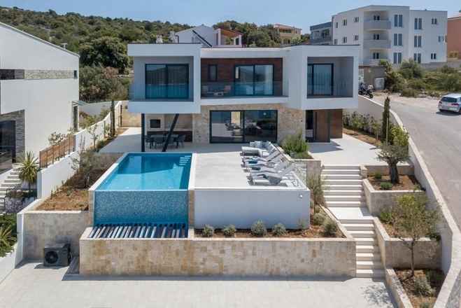 Moderne Villa mit Infinity-Pool nahe dem Meer, Region Rogoznica