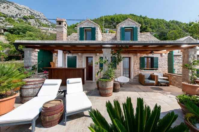 Mediterranes Steinhaus mit Panorama-Meerblick