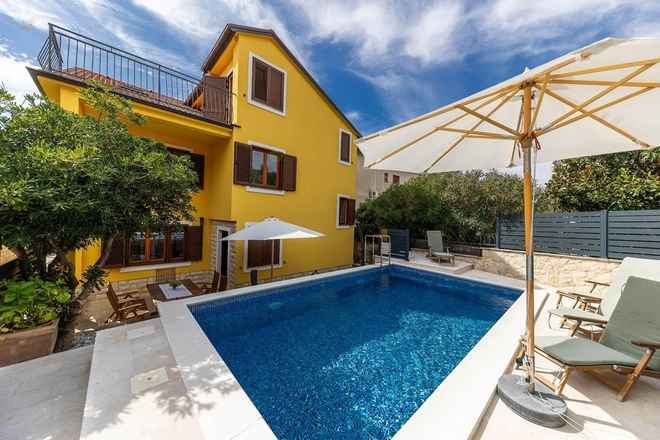 Gepflegtes Haus mit Nebengebäude und Pool