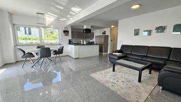 Thumbnail von Moderne Villa mit Swimmingpool (2 Wohneinheiten)