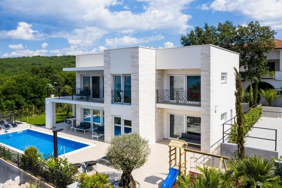 Moderne Luxusvilla mit Pool und Meerblick