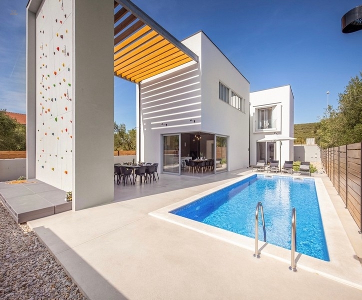 Moderne Villa mit Pool und Boulderwand, Region Biograd na Moru