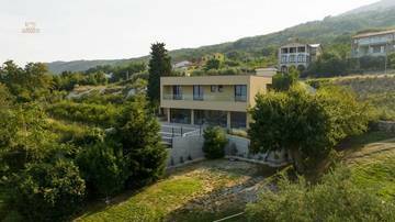 Thumbnail von Moderne Villa mit Pool und Blick auf das Meer
