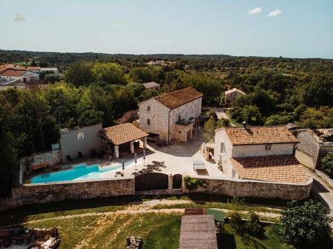 Barrierefreies Anwesen mit zwei Steinhäusern und Swimmingpool