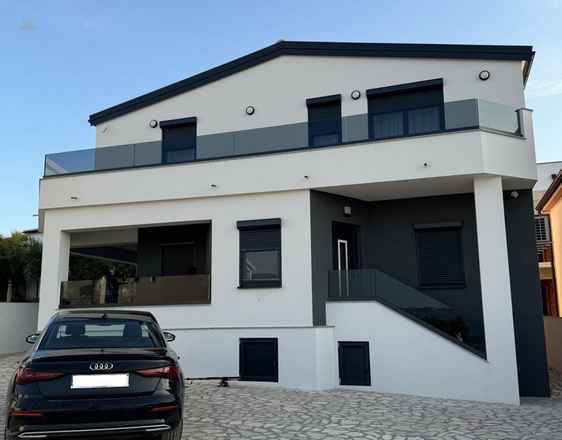 Modernes Haus nahe dem Meer