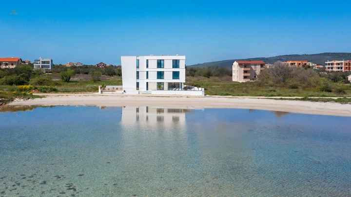 Moderne Villa in der 1. Reihe zum Meer