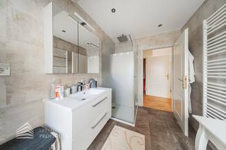 Thumbnail von Luxuriöse Villa im Wienerwald – Beheizter Salzwasserpool, Gartenparadies & Premium-Parkmöglichkeiten