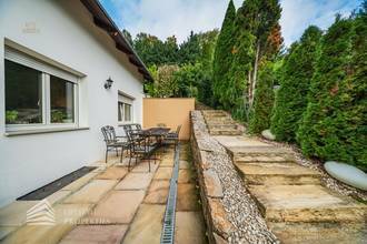 Thumbnail von Luxuriöse Villa im Wienerwald – Beheizter Salzwasserpool, Gartenparadies & Premium-Parkmöglichkeiten