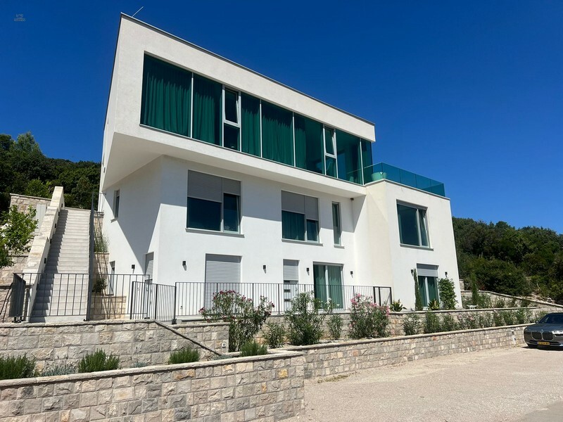 Moderne Luxusvilla mit Pool und Panorama-Meerblick