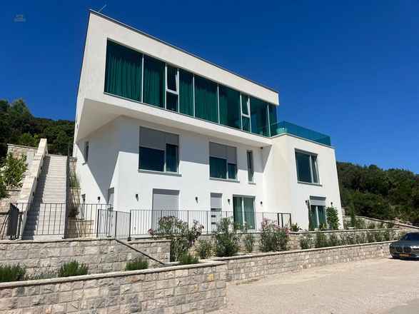 Moderne Luxusvilla mit Pool und Panorama-Meerblick